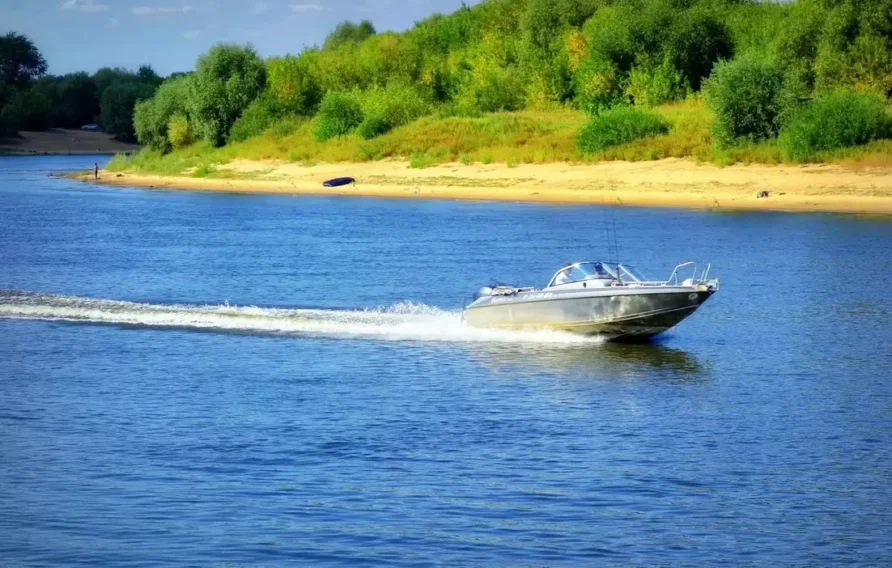 Plimbare cu barca pe Nistru: Relaxare și Aventură pe Apă
